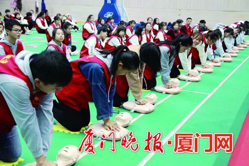 400多人学急救 心肺复苏普及教育公益活动在集