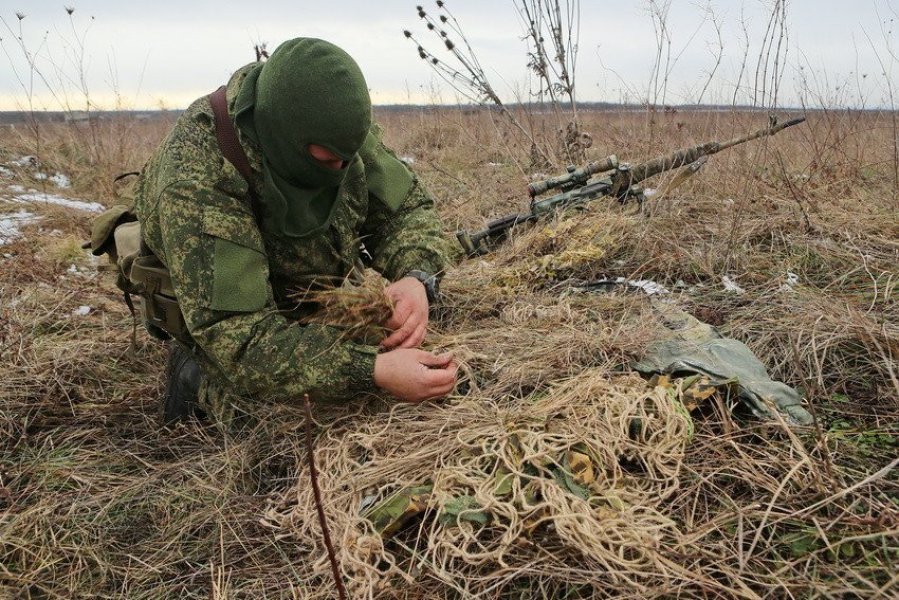 俄军狙击手展示伪装技术。