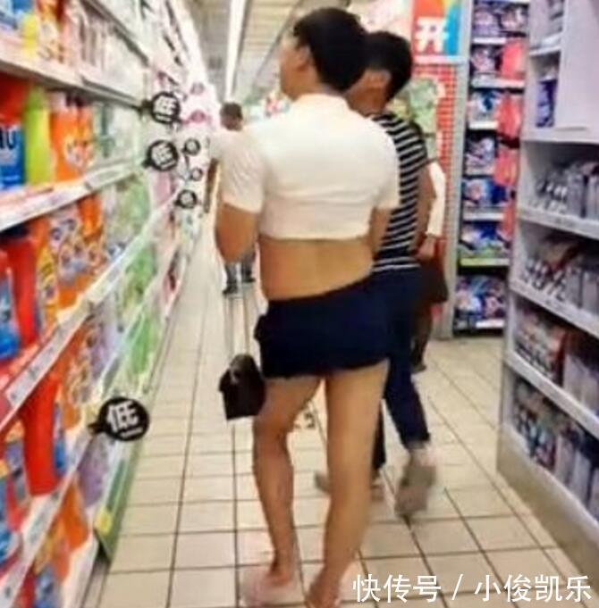 超市一对情侣在公共场合公然秀恩爱,服务员看