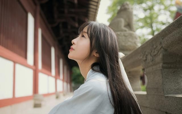 男人邪魅一笑:我喜欢你脸红红的样子,更喜欢你