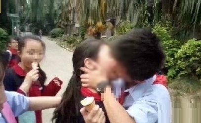 男女学生路边大胆接吻,路人惊呆,家长称不应该