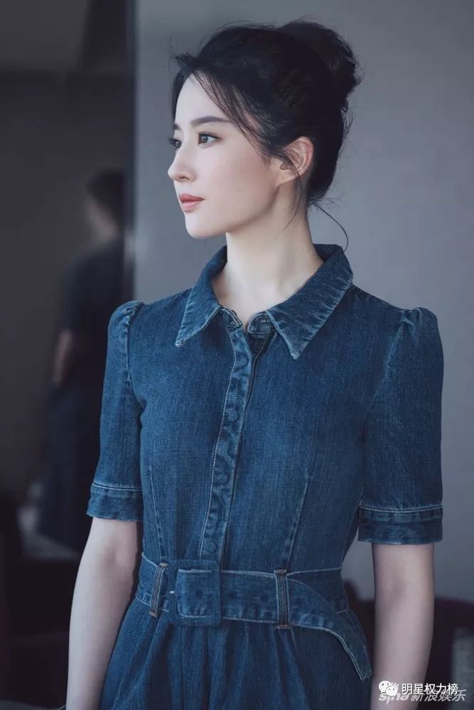 王俊凯曝《中餐厅》花絮照 刘亦菲牛仔裙造型
