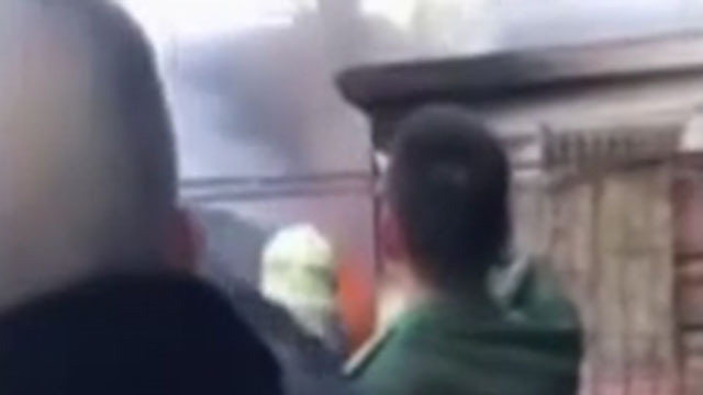 居民楼旁车棚发生火灾 武警消防紧急救援 居民楼旁车棚发生火灾 武警消防紧急救援