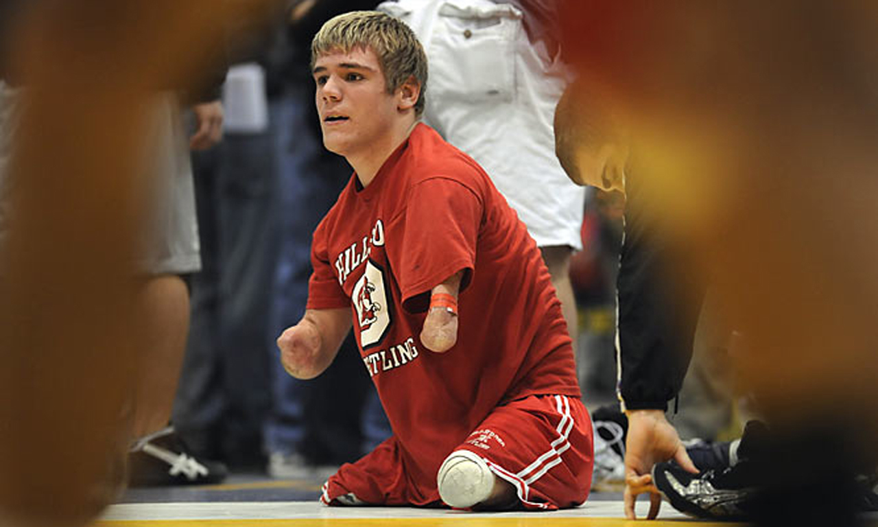 一夜之间，Dustin由一名无所不能的活泼男孩变成一名似乎对任何事都无能为力的残疾人士。