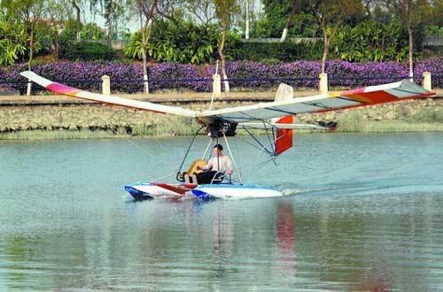 下面就让我们来扒一扒，民间科学家们的那些发明。图为两名中国飞行迷组装的水上飞机在广东试飞。