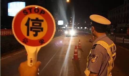 男子酒驾被查非要见媳妇儿 见面却开始交代后事