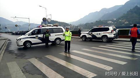 湖北长阳交警全力为坤孟房屋拆除保驾护航