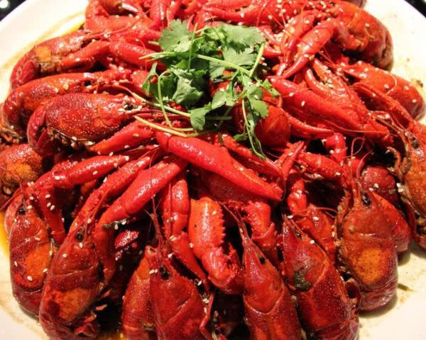 同学聚会,班长提前离席,结账时服务员一句话,全