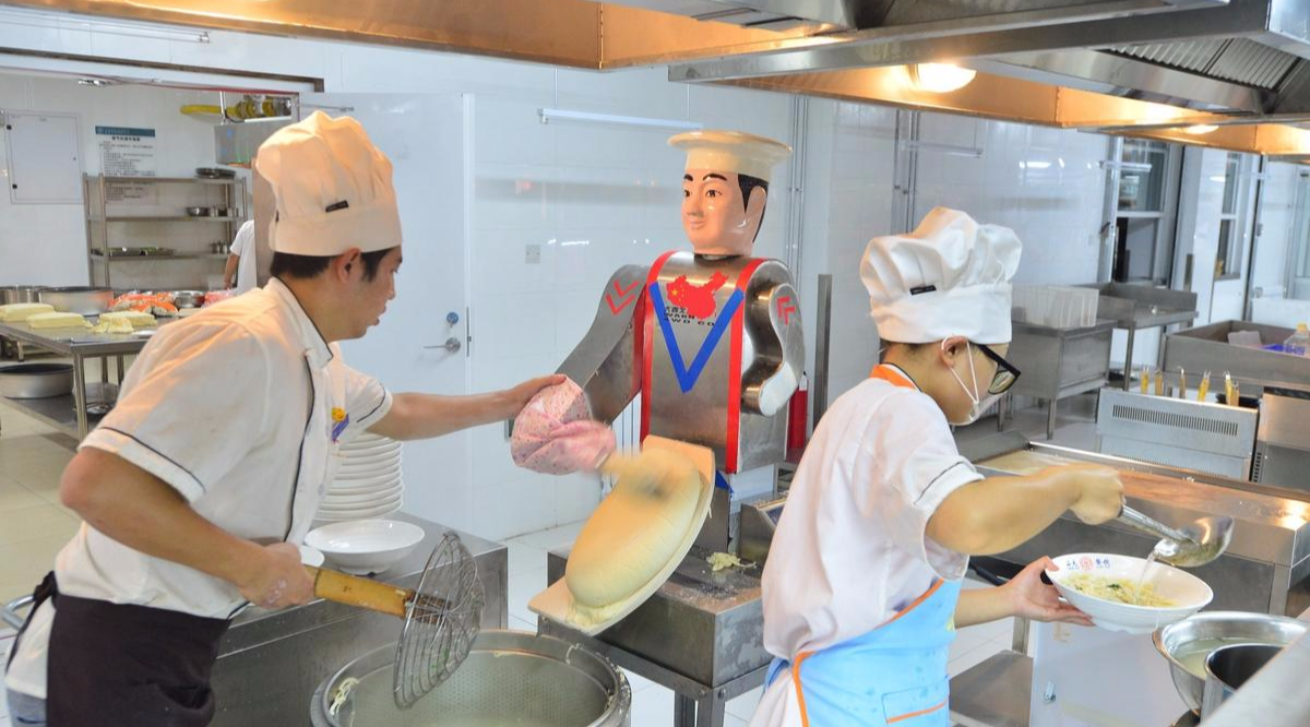 刀削面机器人亮相青岛高校食堂 师生争相尝鲜