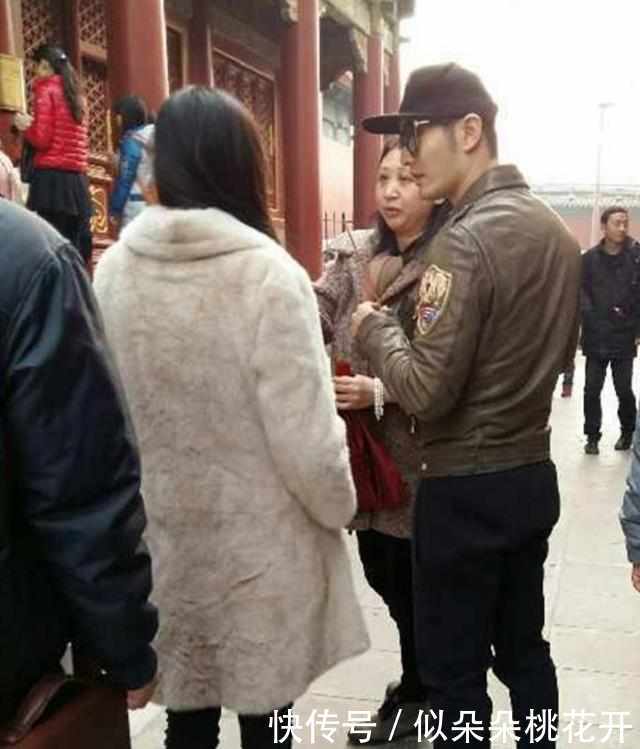 黄晓明带杨颖游故宫,杨颖黑皮肤一个颜色!真是