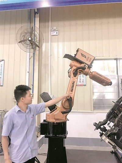 90后数控工匠诠释高技术含量的新工匠精神 90后数控工匠诠释高技术含量的新工匠精神