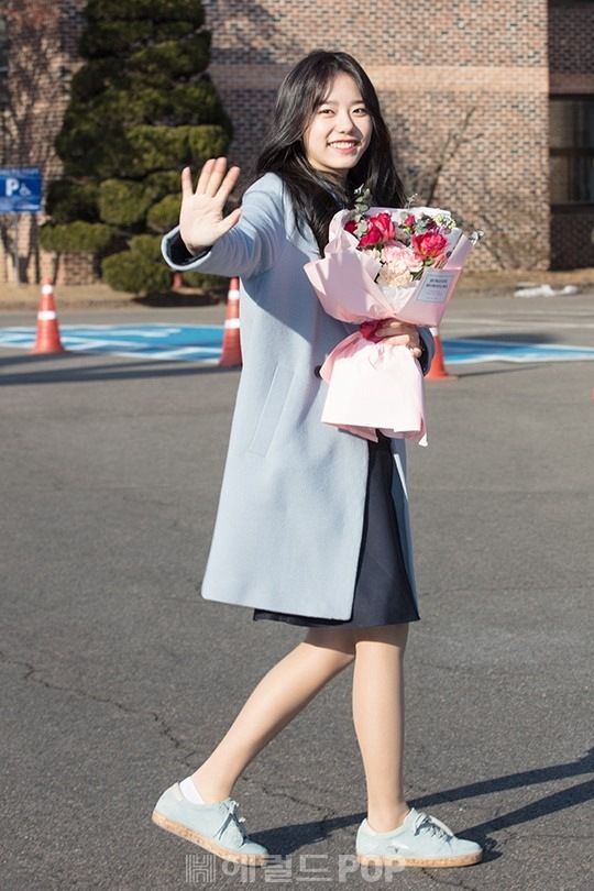 IOI金素慧高中毕业典礼现场照曝光 白皙皮肤清