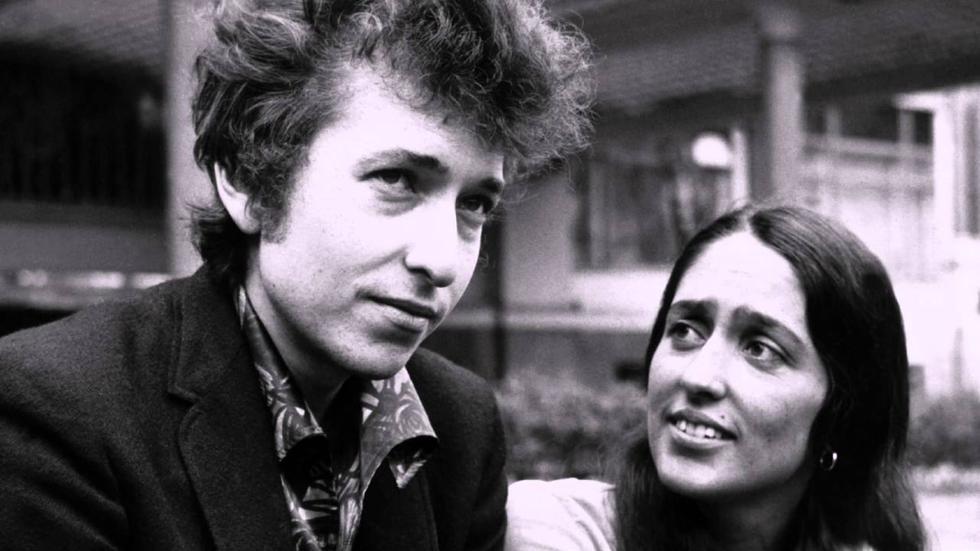 迪伦许多早期的歌曲，都是因为别人的翻唱才广为人知，例如被人们称为民谣女皇的琼·贝兹与彼得、保罗和玛丽（Peter, Paul and Mary），不仅翻唱过迪伦的歌曲，更是迪伦的重要支持者和朋友。琼·贝兹与迪伦彼此相知相惜，遂产生一段秘密恋情，两人开始交往。