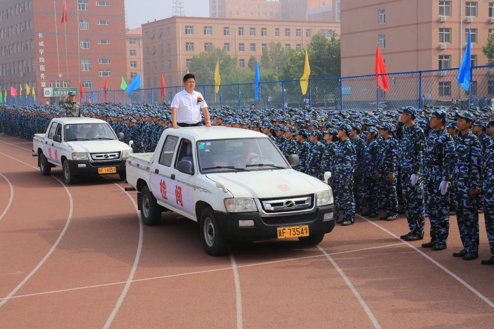 河北保定:长城学院500名女生开学典礼上表演手