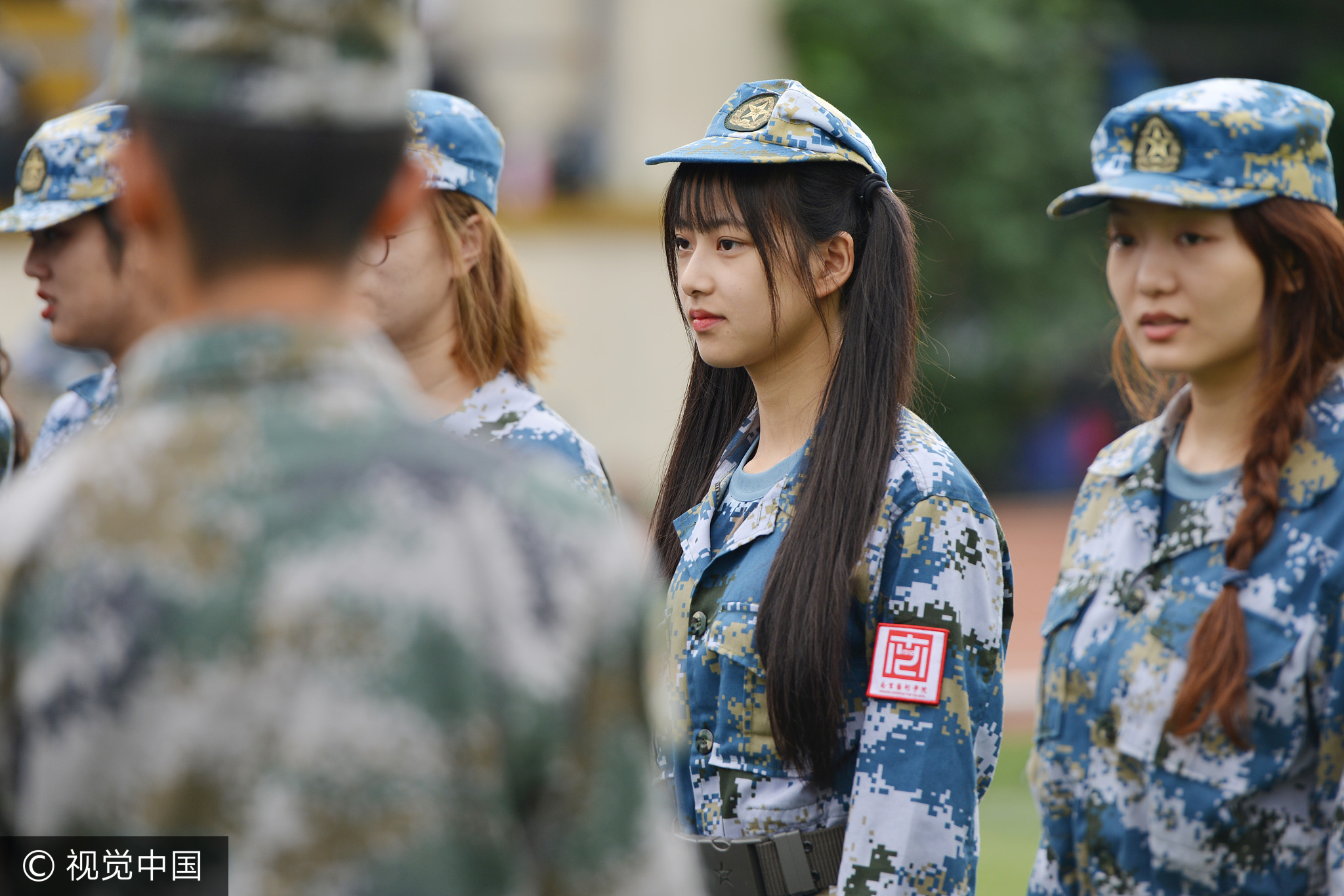 南京艺术学院2017级新生正在进行军训。