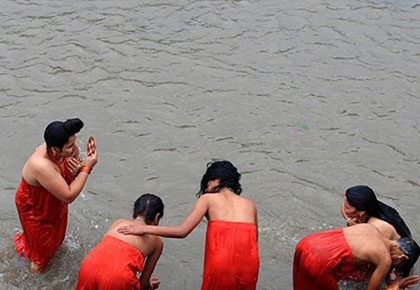 这些古老的水池和喷泉，大多修建于13至16世纪的马拉王朝，具有很高的历史和艺术价值，已经被尼泊尔文化部门，定为国家级保护文物。所以说，尼泊尔老百姓每天在历史文物里洗澡，也可以算是一个有趣的景观了。