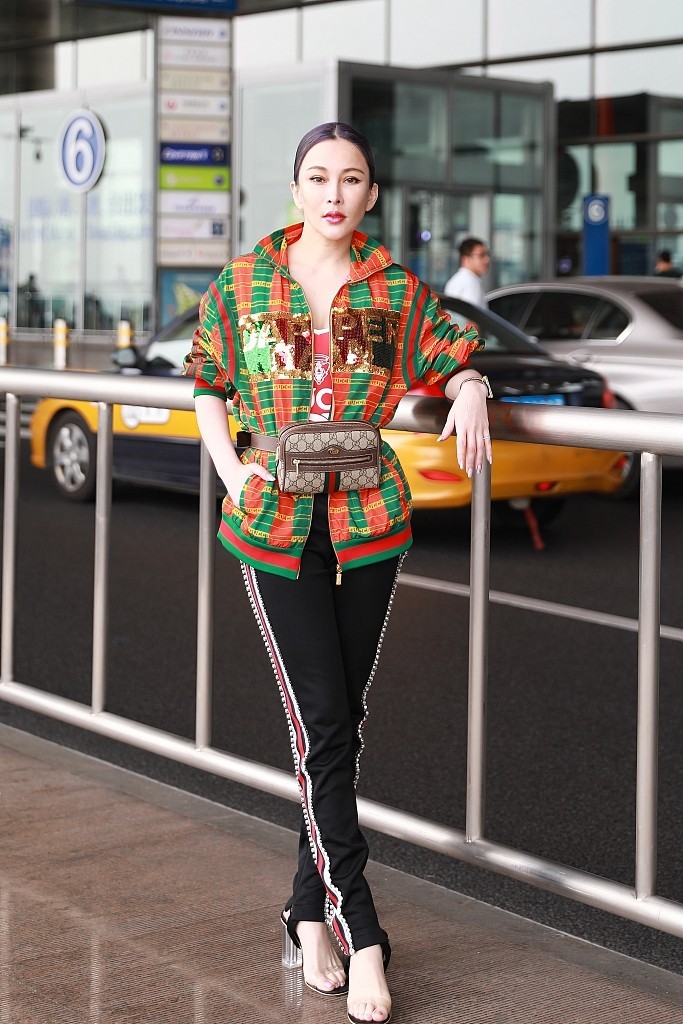 少女颜值女王气场!已经"奔四"的温岚竟还保持着超模身材