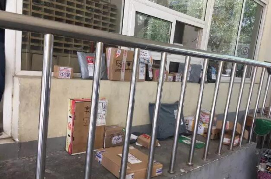 济南一小区收发室自发成快递存放点 女子凌晨