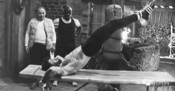 李小龙曾靠咏春侥幸赢得业余拳击冠军,面对拳