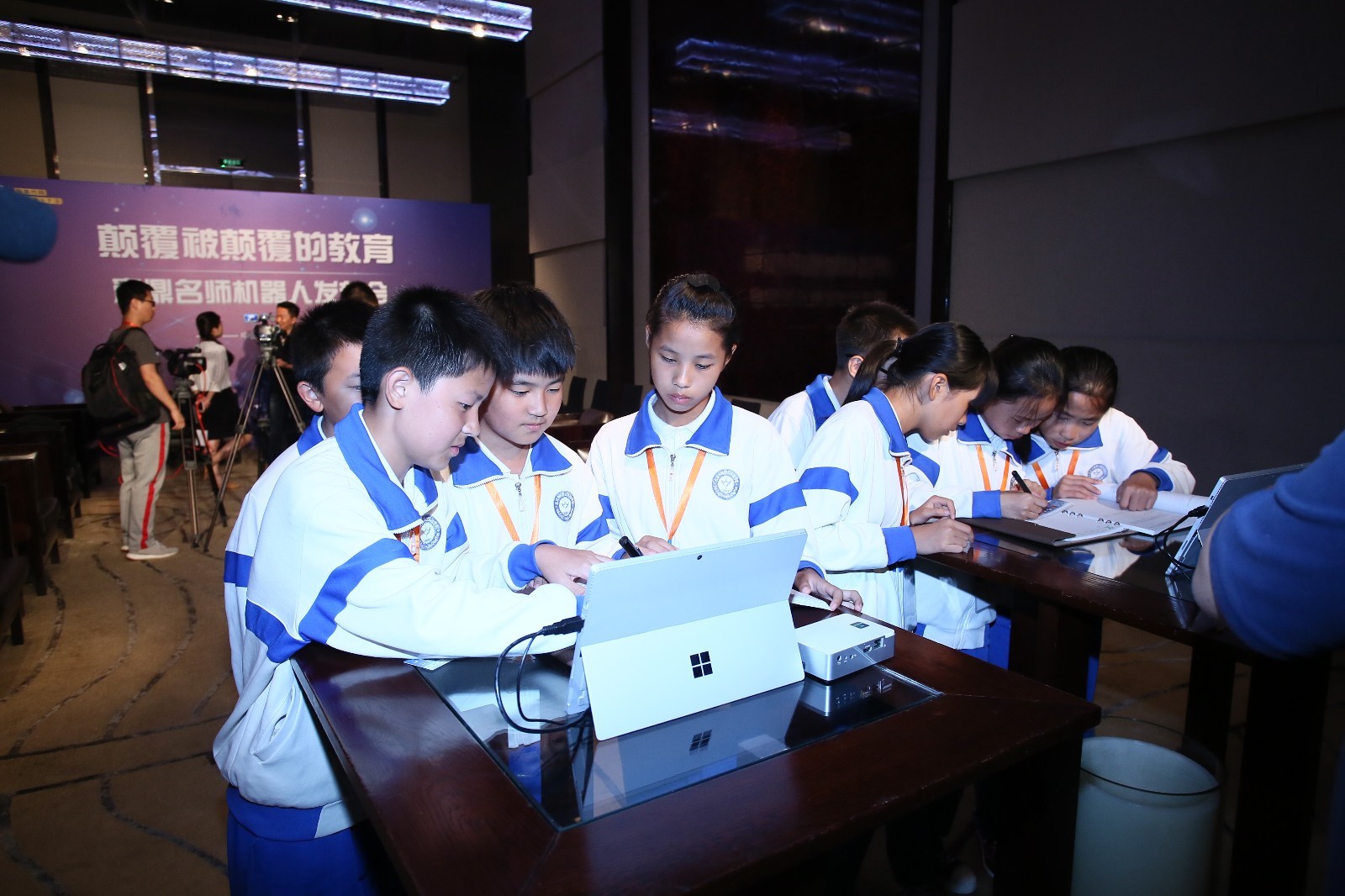 赢鼎教育发布名师机器人 重构教育机构服务