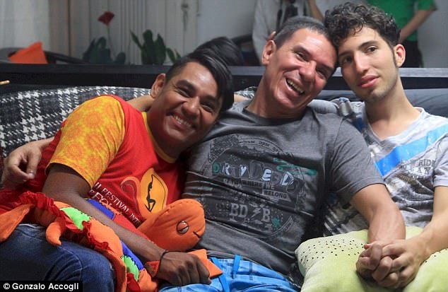 世界首例 哥伦比亚三男子组成合法家庭
