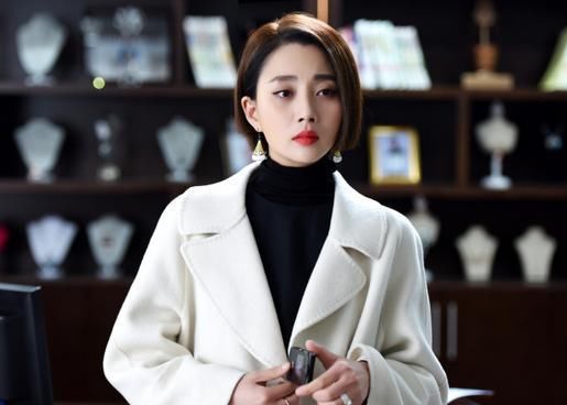 入行12年零绯闻,享正营级待遇,前夫入狱,38岁再