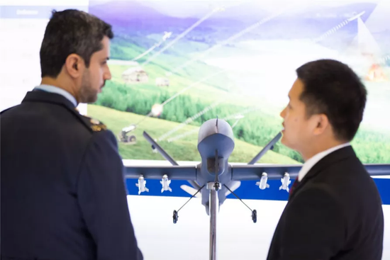 中国装备亮相马来防展马总理参观辽宁舰模型 军事纵横 我爱军事网 中国装备亮相马来防展马总理参观辽宁舰模型 军事纵横 我爱军事网