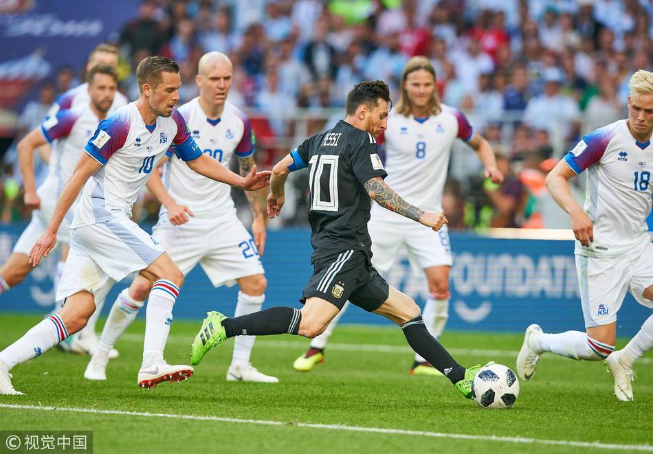 2018年6月16日，俄罗斯莫斯科，2018俄罗斯世界杯小组赛D组，阿根廷1-1冰岛。 马格努松、西古德森联防进攻起脚的梅西。