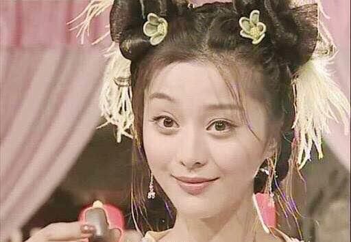 20岁的范冰冰笑起来卧蚕好软萌!乍一看那时候