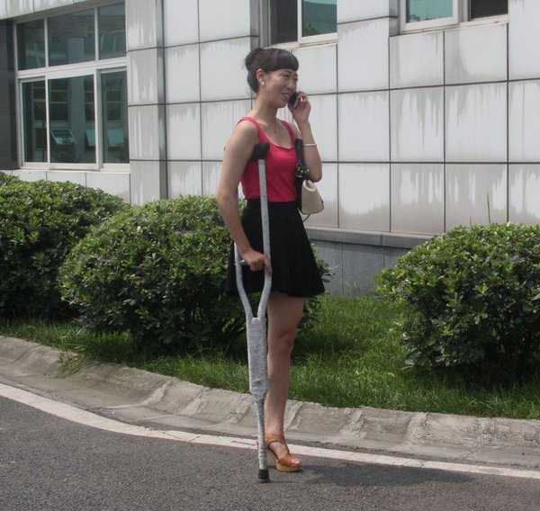 实拍:穿高跟鞋的"独脚"女孩