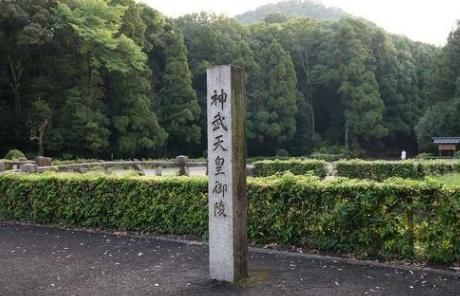 日本也是一个神话故事颇多的国家,第一位天皇"神武天皇"据说是"天照