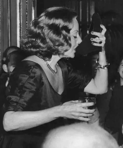 用高跟鞋喝酒,亏你想得出来!