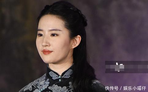 刘亦菲机场无修图真的暴瘦!整个人都变薄了,但