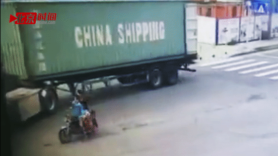 骑乘无牌摩托逆行与转弯大车相撞 少年当场死亡 骑乘无牌摩托逆行与转弯大车相撞 少年当场死亡