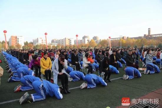 2000名学生跪拜父母引争议 校方: 不孝子缺少仪式