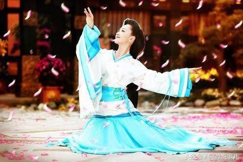 意绵绵,有着舞蹈功底的董洁把一个心怀情郎的小女子用舞蹈表现了出来