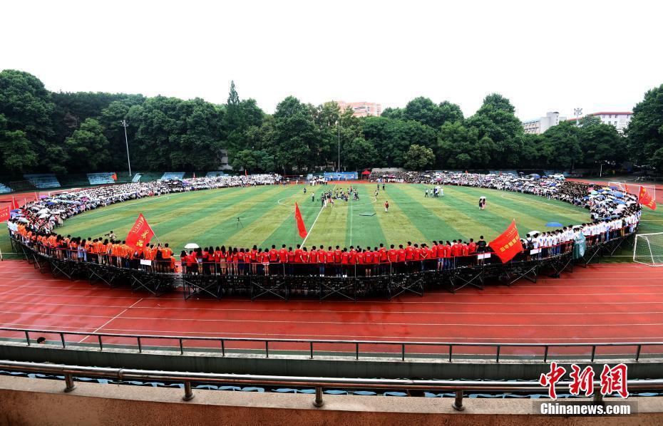武汉一大学4千多人拍“最牛毕业照” 武汉一大学4千多人拍“最牛毕业照”