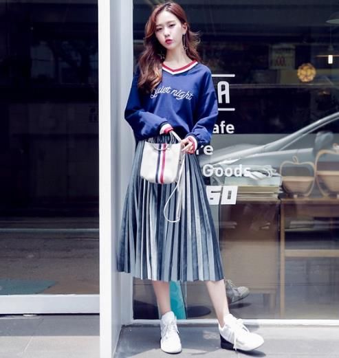 丝绒百褶半裙如何搭配上衣:个性又时髦