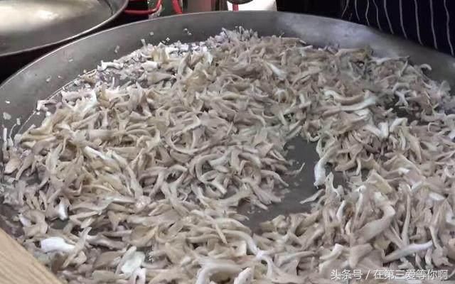 边不起眼小吃,男女老少抢着买,出摊1小时候全