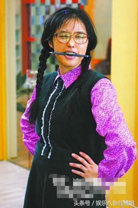 演丑女走红,当红时却隐退嫁富豪生娃,两个女儿一个比一个漂亮