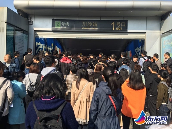 图片说明:4月25日早8点左右的地铁二号线川沙站  东方网记者黄雪婷