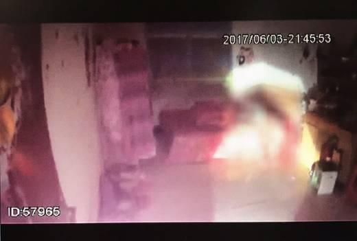 女子仅着内衣死在床上 死者男友神秘失踪逃往边境