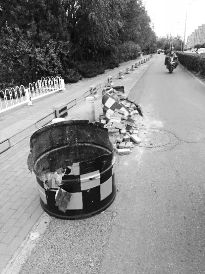黑泉路自林萃桥向北至清河桥路段隔离桶损坏严重 黑泉路自林萃桥向北至清河桥路段隔离桶损坏严重