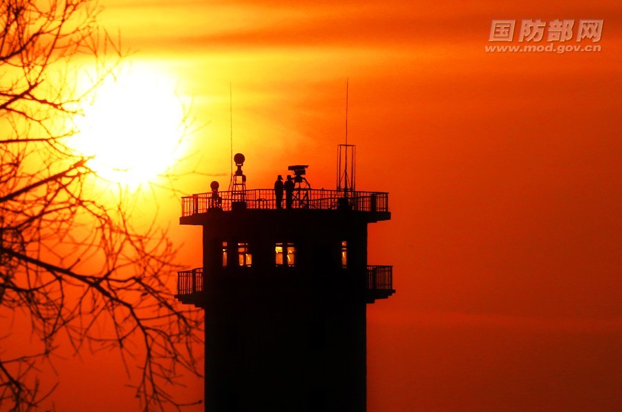 英雄的东方第一哨:代表祖国迎太阳 英雄的东方第一哨:代表祖国迎太阳