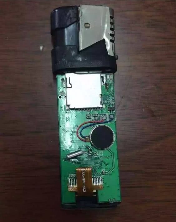 女子与男友去宾馆,男子半夜抽烟发现打火机不