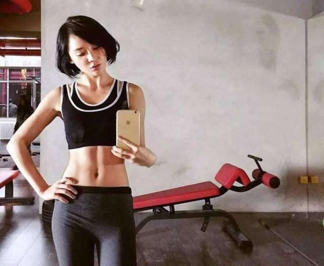 袁姗姗马甲线过时了!迪丽热巴蝴蝶臀大火,网