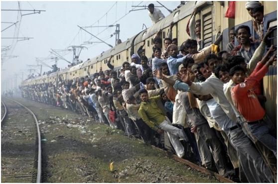 印度人到中国旅游,看到中国高铁难以置信,说是