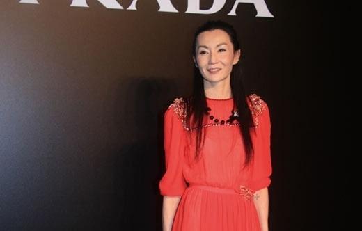 和鲁豫有一拼瘦成排骨胸的女星!网友:高圆圆也