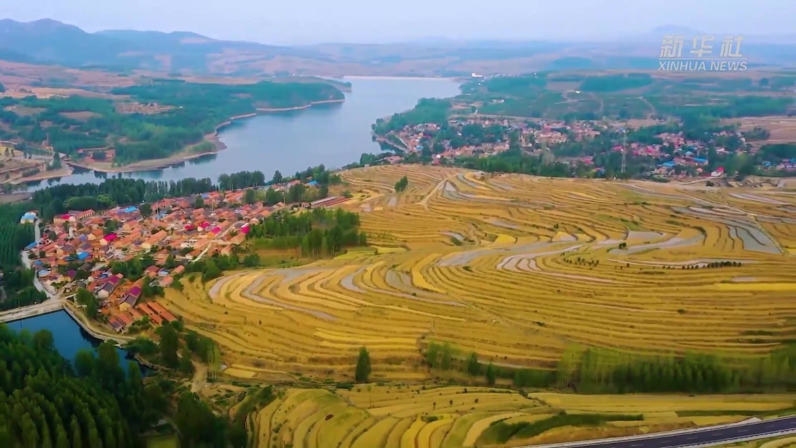 绝美！山东五莲多彩梯田如大地“调色盘”