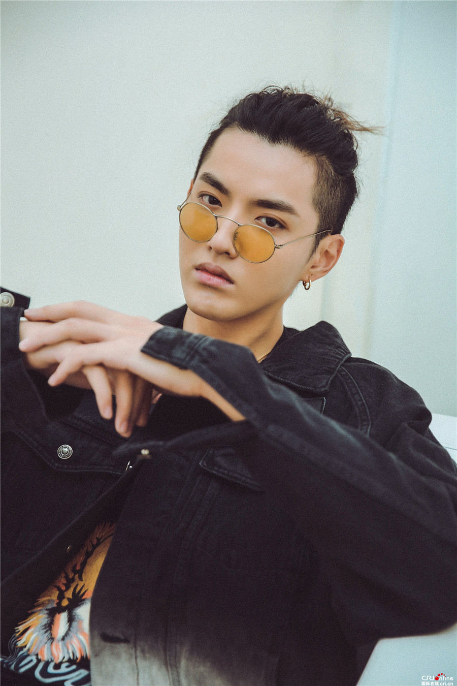 吴亦凡解锁新发型"菠萝头"颜值高就是任性